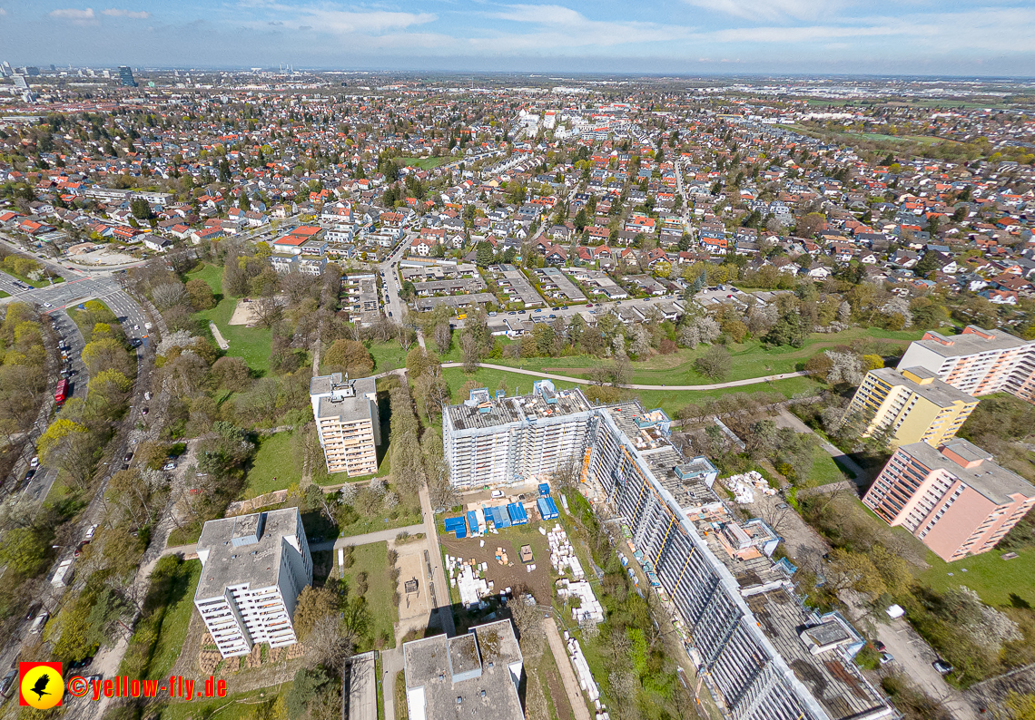 21.04.2023 - Baustelle Fassadensanierung am Karl-Marx-Ring 11-21 in Neuperlach